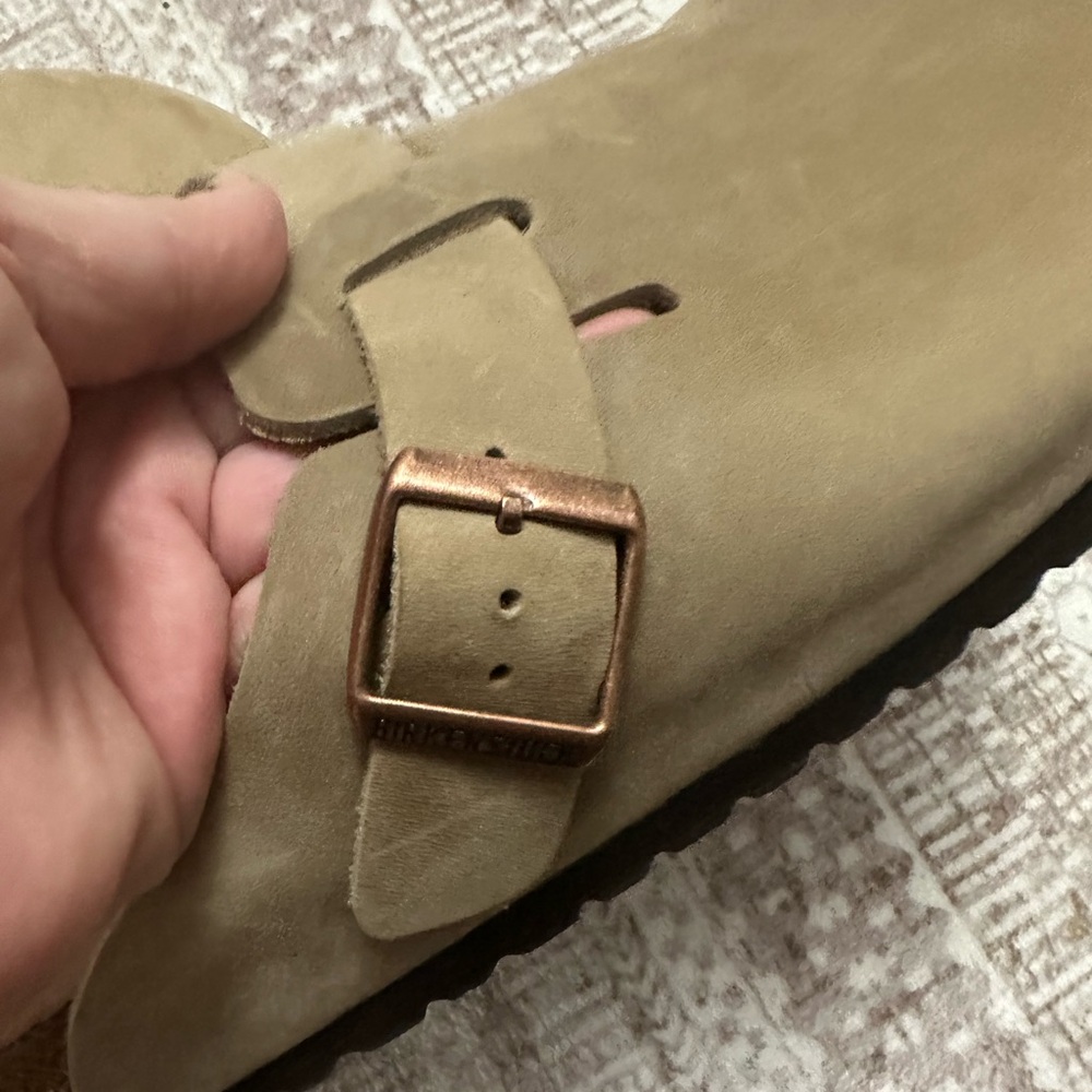 Birkenstock Men's Tan Shoes with Bronze Buckle
